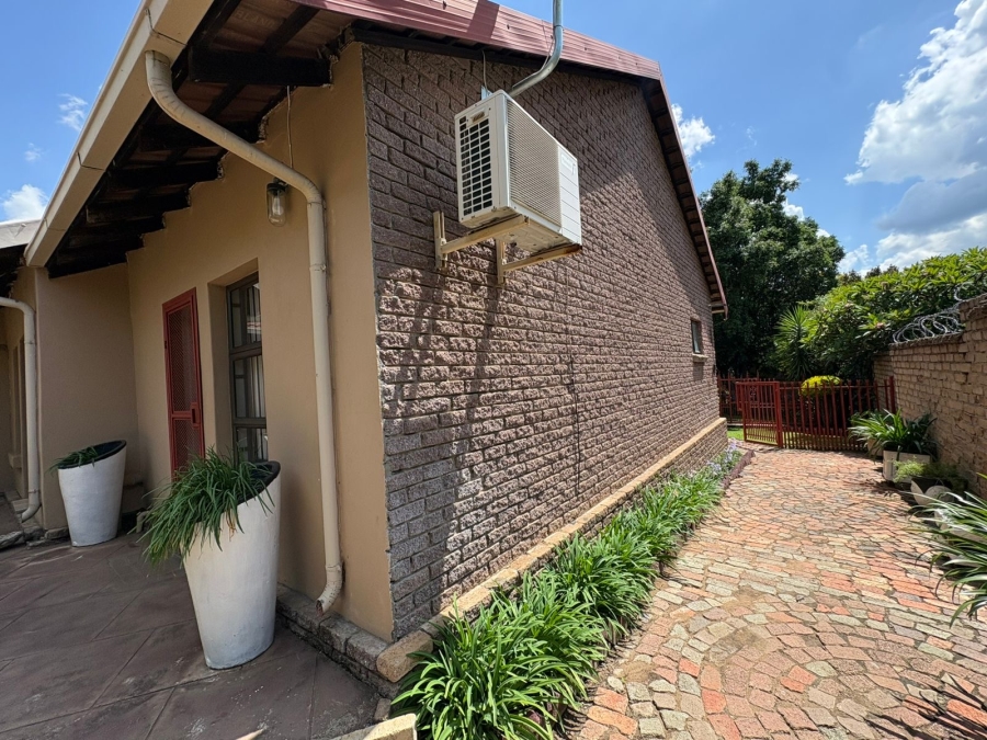 5 Bedroom Property for Sale in Safari Gardens North West